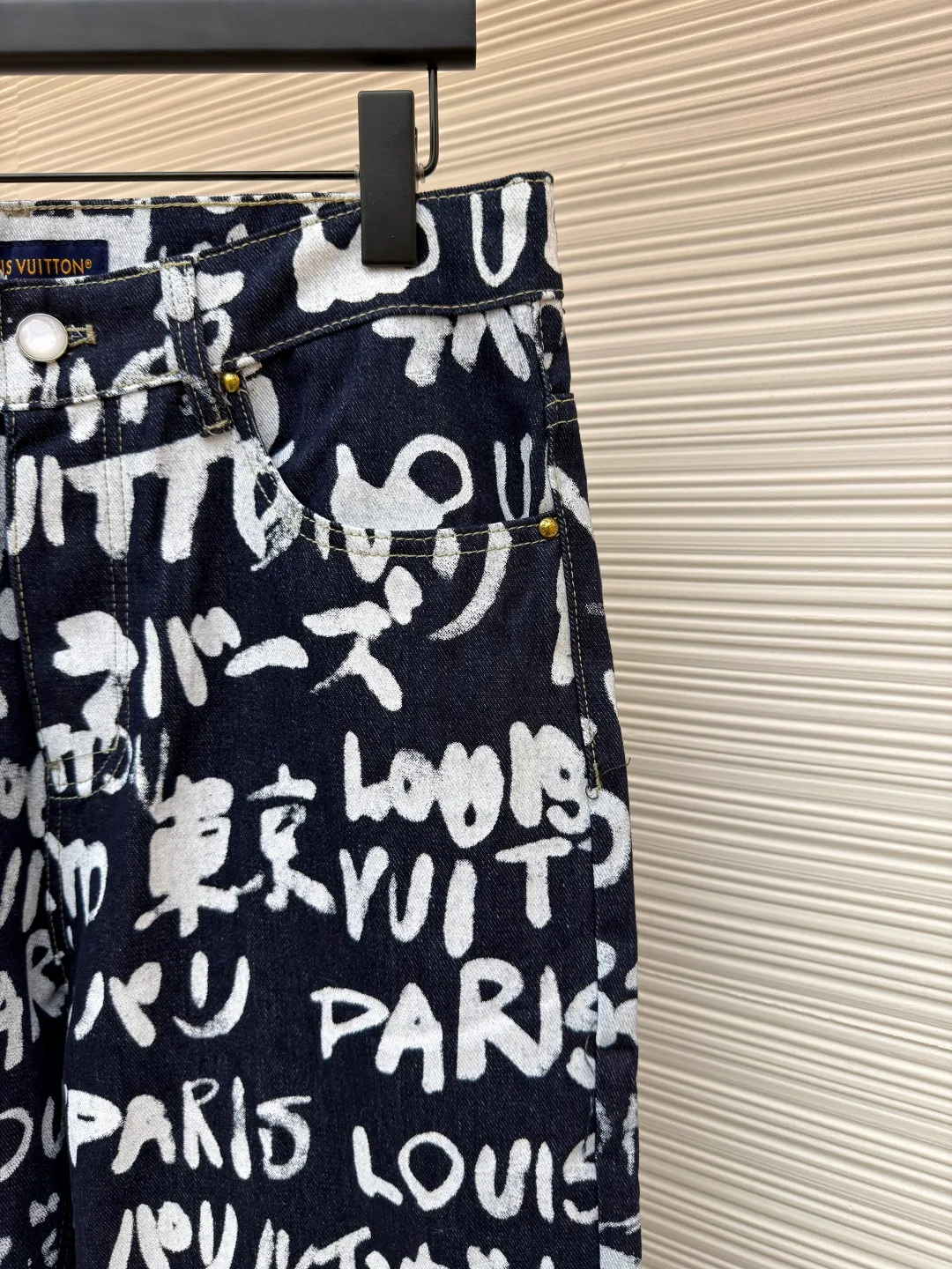 LOUIS VUITTON Tokyo limited graffiti jeans ●Original version: purchased and developed by 16624 ●Item number: 1680938-B50 ●Fabric: denim fabric ●Technology: washed production ●Version: fitted version ●Weight: about 695 grams ●Size: 28-30-32-34-36 ●Description: LV Scribble The print shows the encounter between traditional Japanese calligraphy and Western street art, using a "hand-drawn" style to express the brand logo, Paris and Tokyo. The casual design has an urban feel and can be paired with the matching jacket to complete the show. The overall wiring is straight and delicate, the fabric is comfortable and soft, and the color is consistent without color difference. It can be matched with the same style to create a fashionable look and control various occasions. Customized accessories, complete with three standards, same style for men and women!